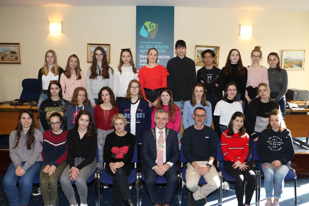 photo 1 chairman welcomes visiting french student and their teachers to the council chamber