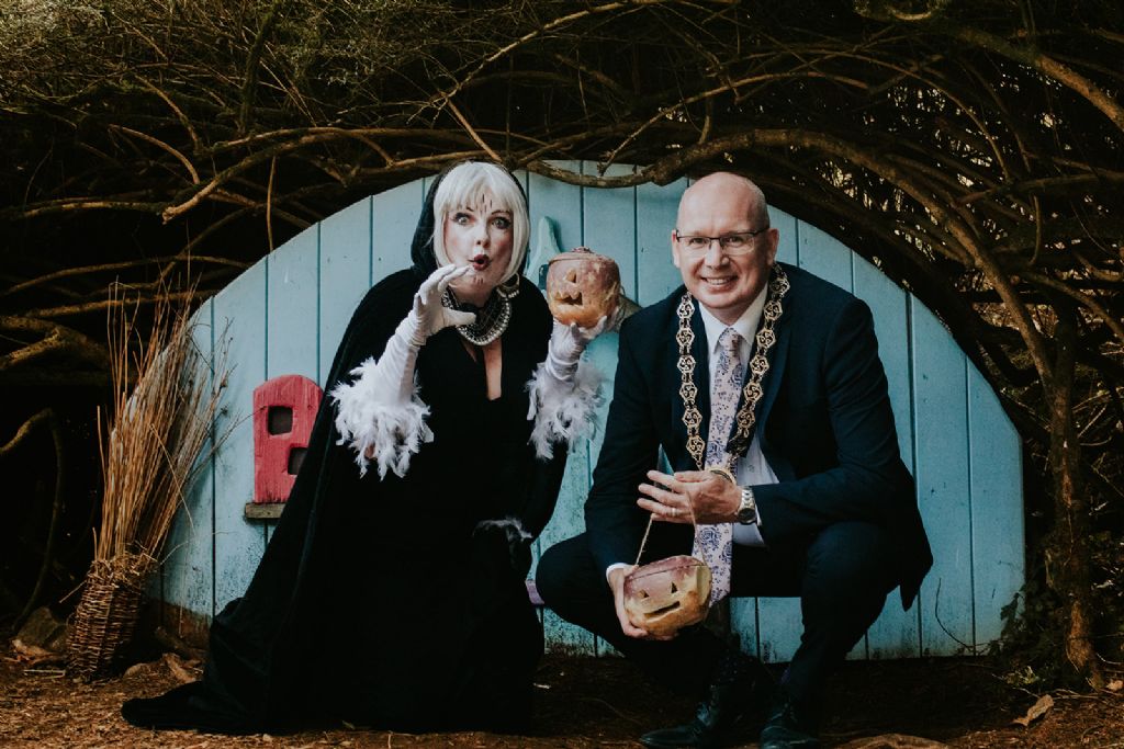Coiscéimeanna na Coille ag filleadh ar Shliabh gCuillinn le hEispéireas Draíochtúil na Samhna