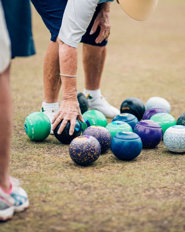 A women playing on bowling lawn 